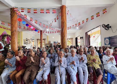 Giúp đỡ đồng bào nghèo nghèo tại Quảng Nam nhân mùa Phật đản