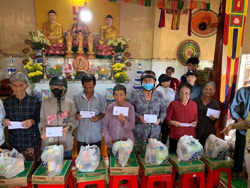 Giúp đỡ đồng bào nghèo tại Bình Định nhân mùa Phật đản