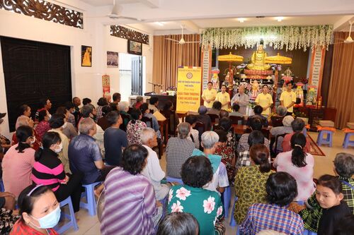 Giúp đỡ đồng bào nghèo và công nhân vệ sinh khó khăn tại Tiền Giang nhân mùa Phật đản