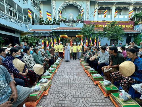 Giúp đỡ đồng bào nghèo và khuyết tật tại Tiền Giang nhân mùa Vu Lan