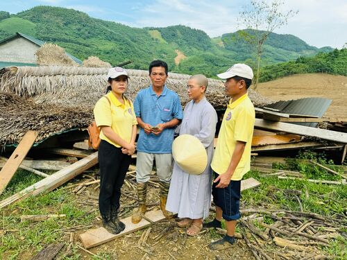 Hình ảnh cứu trợ nạn nhân bão lụt tại Lào Cai ngày 3
