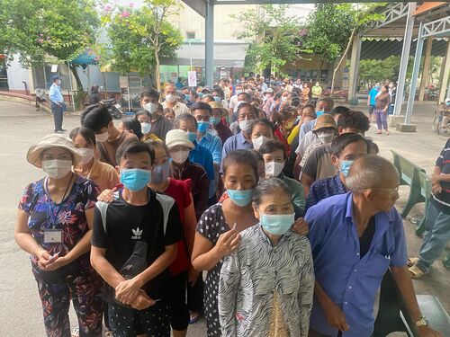 Hình ảnh trao quà đầu xuân cho bà con bệnh nhân nghèo khắp nơi về Sài gòn chữa bệnh