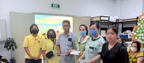 Thiện nguyện viên thân hữu Hội Phổ Hiền tại Mỹ đi thăm và giúp các gia đình nghèo trả bệnh phí con em