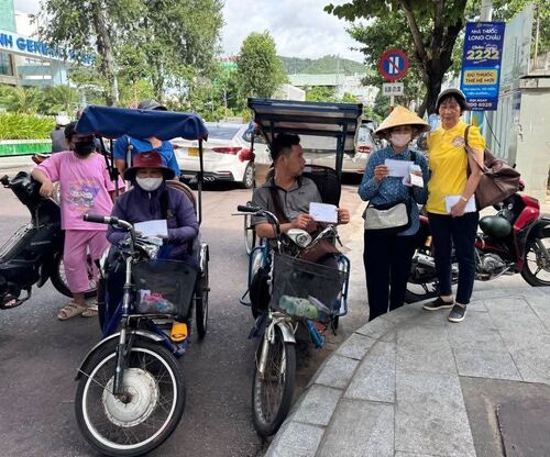 Thành viên Hội Đồng Quản Trị Hội Phổ Hiền tại Mỹ và thiện nguyện viên tại địa phương đi thăm và giúp đỡ bà con nghèo bán vé số tại Quy Nhơn