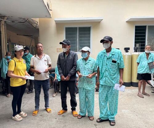Thành viên Hội Đồng Quản Trị Hội Phổ Hiền tại Mỹ và thiện nguyện viên tại địa phương đi thăm và giúp đỡ bệnh nhân lọc thận tại Quy Nhơn