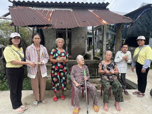 Hình ảnh cứu trợ nạn nhân bão lụt tại Huế-Đợt 6