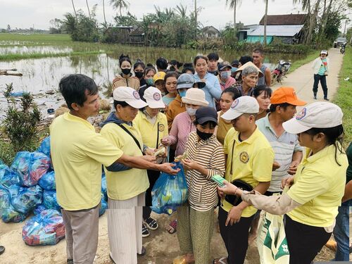 Hình ảnh cứu trợ nạn nhân bão lụt tại Phú Yên-Ngày thứ 2