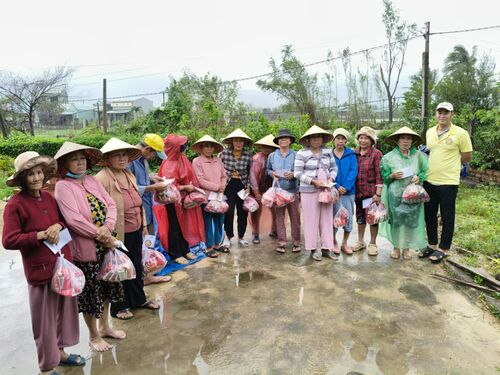 Hình ảnh cứu trợ nạn nhân bão lụt tại Bình Định (nay là Gia Lai) đợt 4