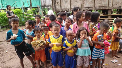 Tham gia cùng nhóm CTXH Đom Đóm giúp đỡ đồng bào dân tộc thiểu số và trẻ em nghèo tại Quảng Bình nhân mùa Phật đản