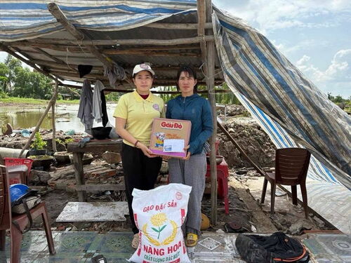 Giúp đỡ nạn nhân lốc xoáy tại Cà Mau