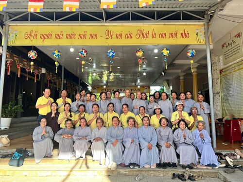 Thiện nguyện viên Phật tử Hội Phổ Hiền tại Huế thực hiện chương trình cúng dường mùa An Cư Kiết Hạ tại các tự viện tại Huế do quý Phật tử khắp nơi đóng góp thực hiện