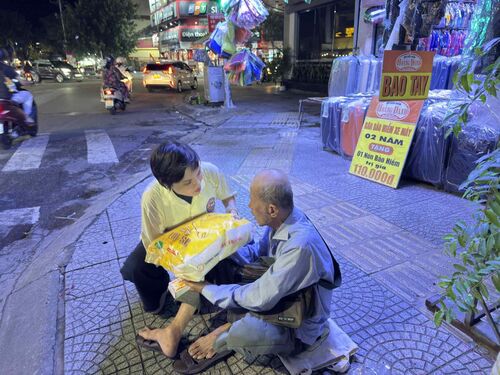 Thiện nguyện viên Hội Phổ Hiền tại Đà Nẵng đi thăm và tặng gạo cho bà con nghèo