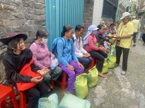 Thiện nguyện viên Hội Phổ Hiền tại Sài gòn trao quà từ thiện mùa Vu Lan cho người khiếm thị