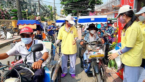 Giúp đồng bào nghèo đón Tết với phiên chợ yêu thương 0 đồng tại Mỹ Tho, Tiền Giang