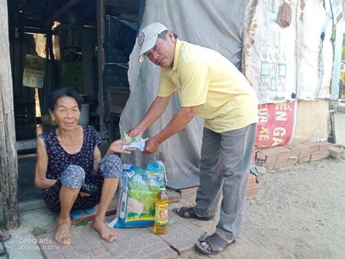 Thiện nguyện viên Hội Phổ Hiền tại Huế và Quy nhơn đi thăm và giúp đỡ bà con nghèo
