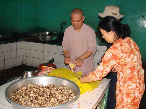 Bữa ăn cho 600 người già và người tàn tật