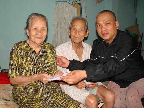 Hình ảnh phát tiền bảo trợ tại Sài gòn