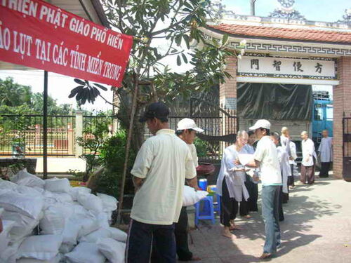 Cứu trợ đồng bào nạn nhân các trận lũ liên tiếp tại Quảng Ngãi, Quảng Nam, và Thừa Thiên Huế