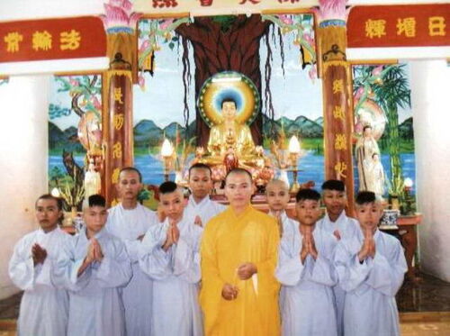 Giúp đỡ bệnh nhân nghèo và các điệu tu học