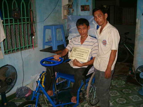 Giúp đỡ đồng bào nghèo ở Sài gòn và Kiên Giang nhân dịp Tết