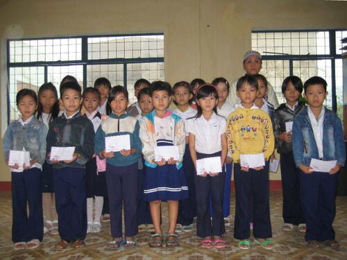 Phát tiền bảo trợ hàng tháng cho học sinh nghèo tại Đà Nẵng