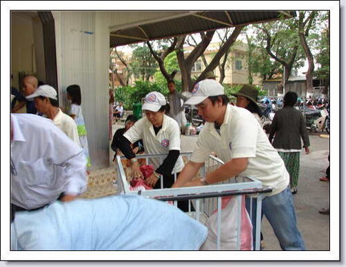 Ủy lạo bệnh nhân ung thư nghèo ăn Tết