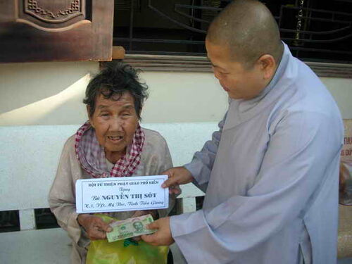 Hình ảnh phát tiền bảo trợ tại chùa Tịnh Nghiêm