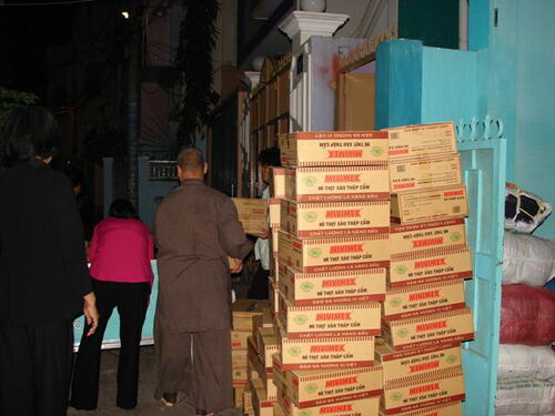 Cứu trợ đồng bào nạn nhân bão số 9 (Durian) tại Bến tre
