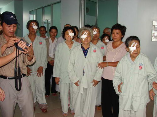 Giúp đỡ đồng bào nghèo giải phẩu mắt
