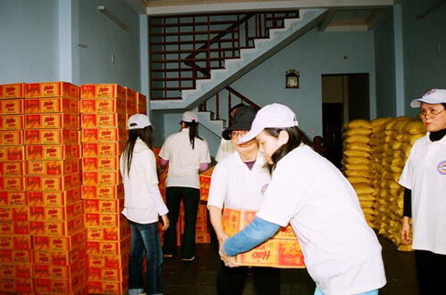 Cứu trợ đồng bào nạn nhân bão số 6 (Sangxane) khắc phục cuộc sống
