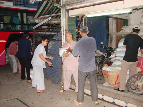 Cứu trợ đồng bào dân tộc thiểu số