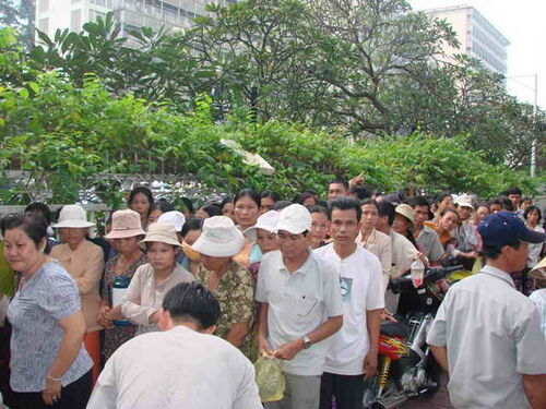 Giúp đỡ bệnh nhân và người nghèo tại Sài gòn