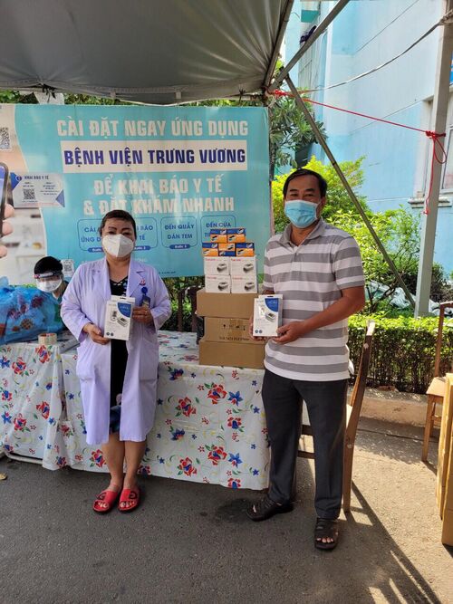 Giúp máy thở, máy đo oxygen, và máy bơm tiêm điện cho bệnh viện để góp phần cứu chữa bệnh nhân Covid-19 tại bệnh viện Trưng Vương, Sài gòn