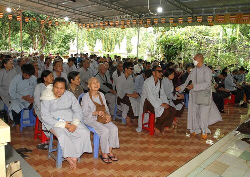 Trao quà cho người khiếm thị, tàn tật, và các gia đình nghèo tại Bà Rịa Vũng Tàu nhân mùa Phật đản